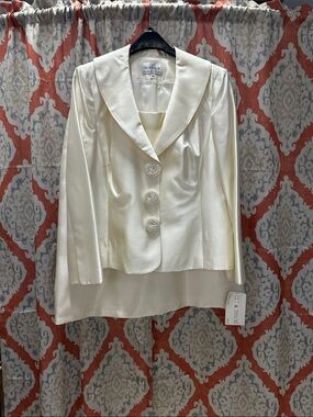 Lily & Taylor Cream 2 pc suit with rosette buttons